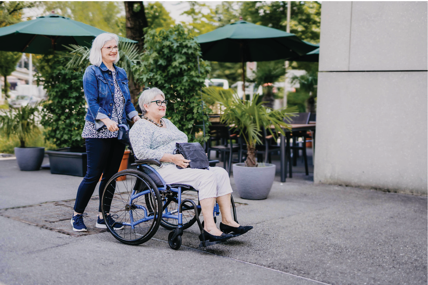 STRONGBACK Comfort : 24 Flip Wheelchair