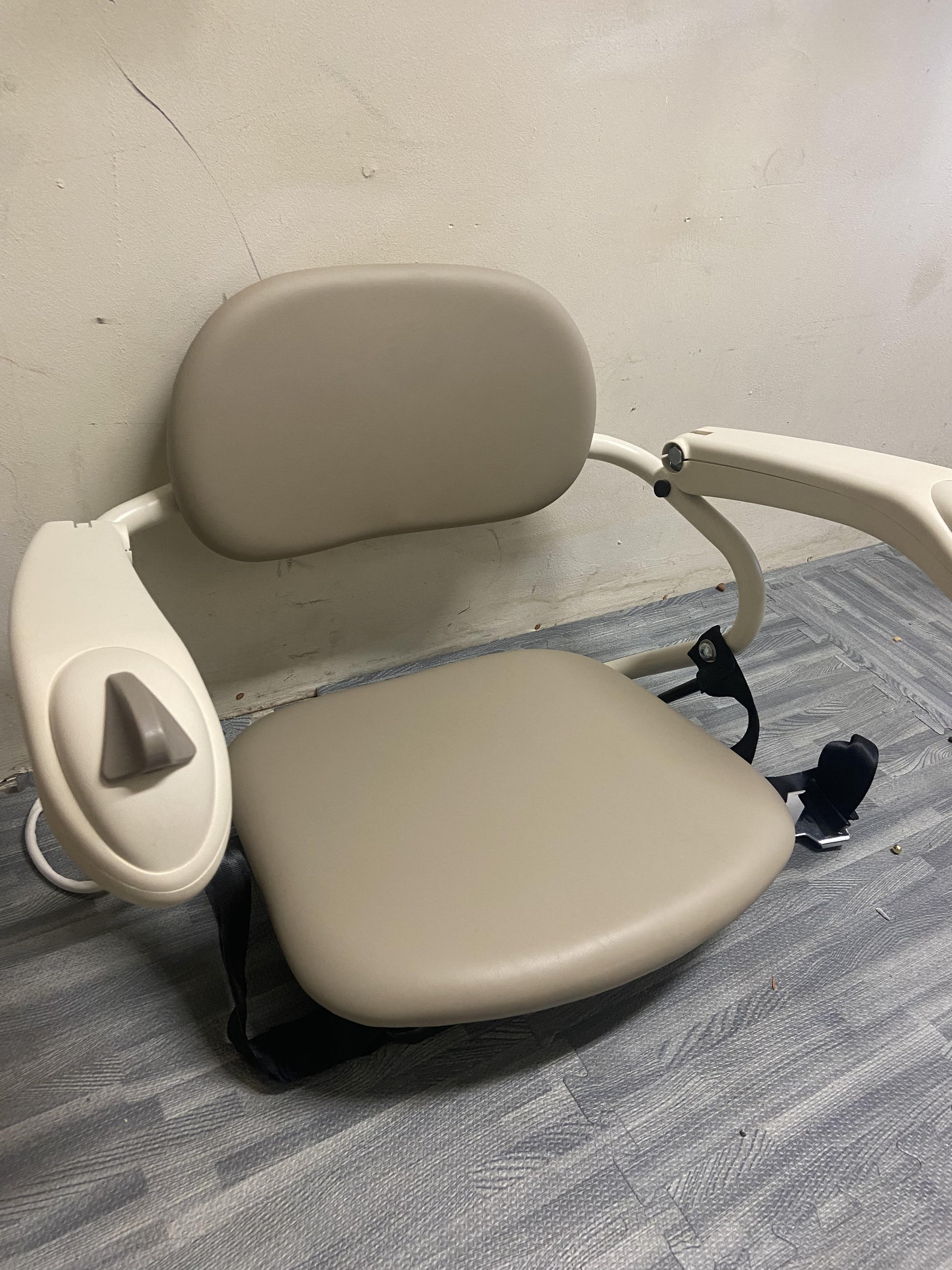 SL300 Pinnacle Straight Stairlift (Used)